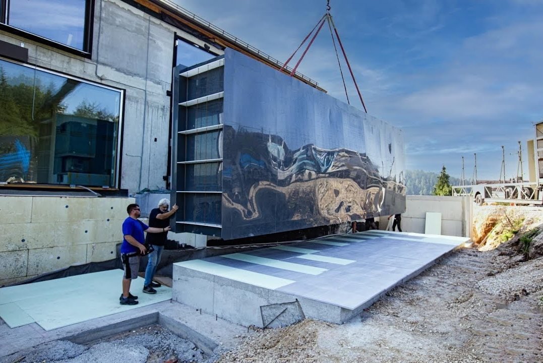 Entladung des Pools per Hubschrauber